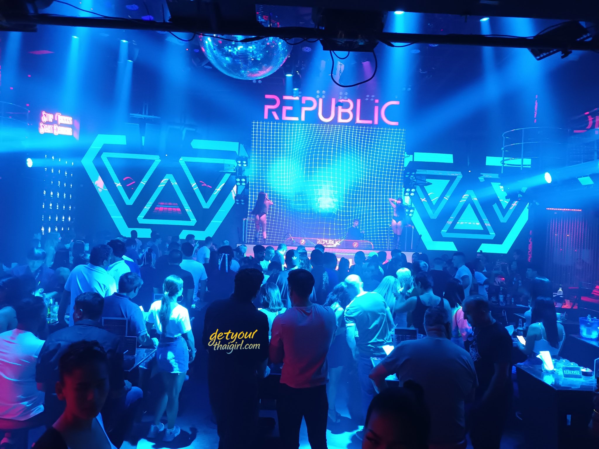 Rave-Abend im Republic Club & ein Girl mit Cosmic-Vibes